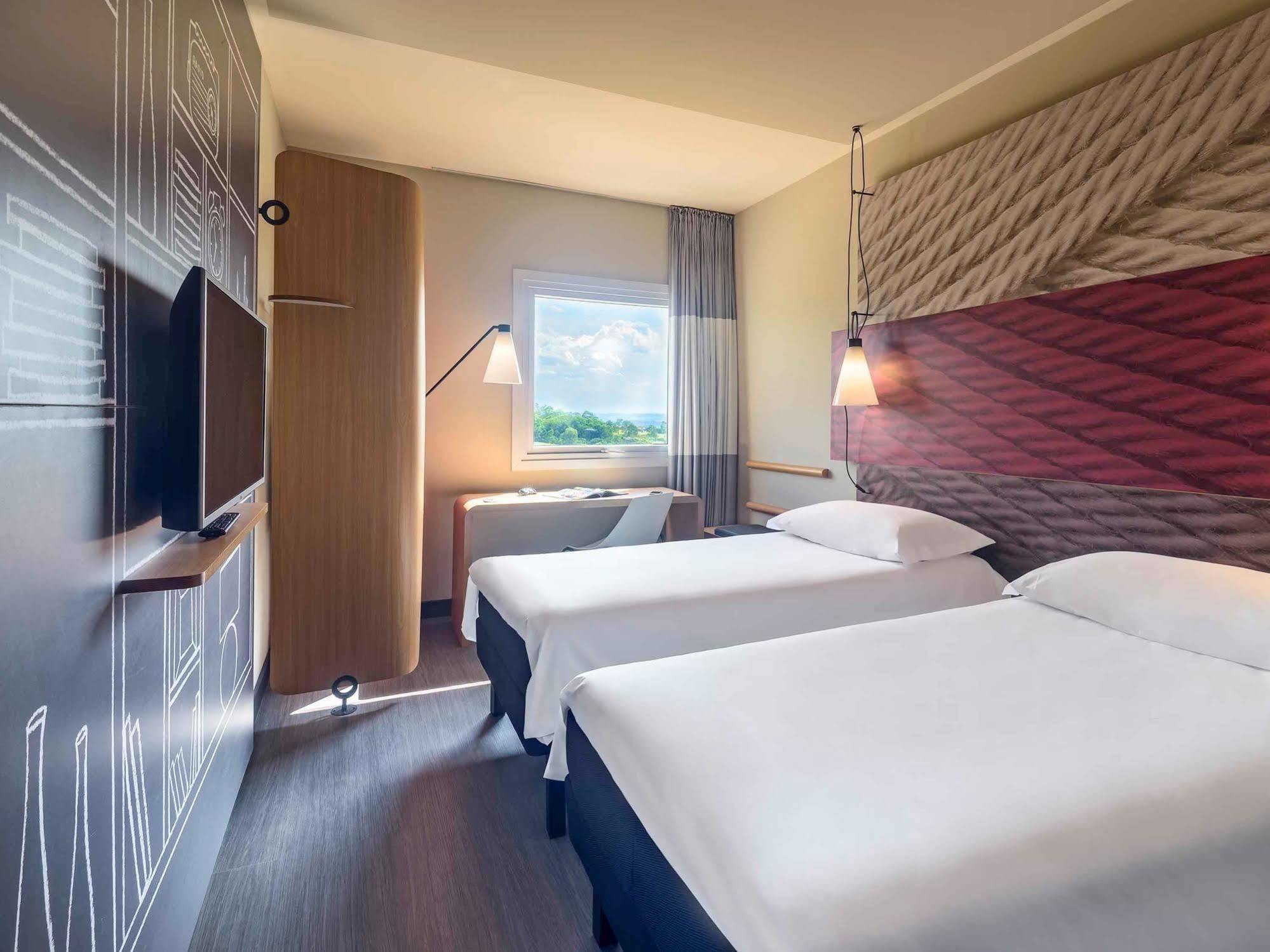 Ibis Guaiba Hotel Exterior photo
