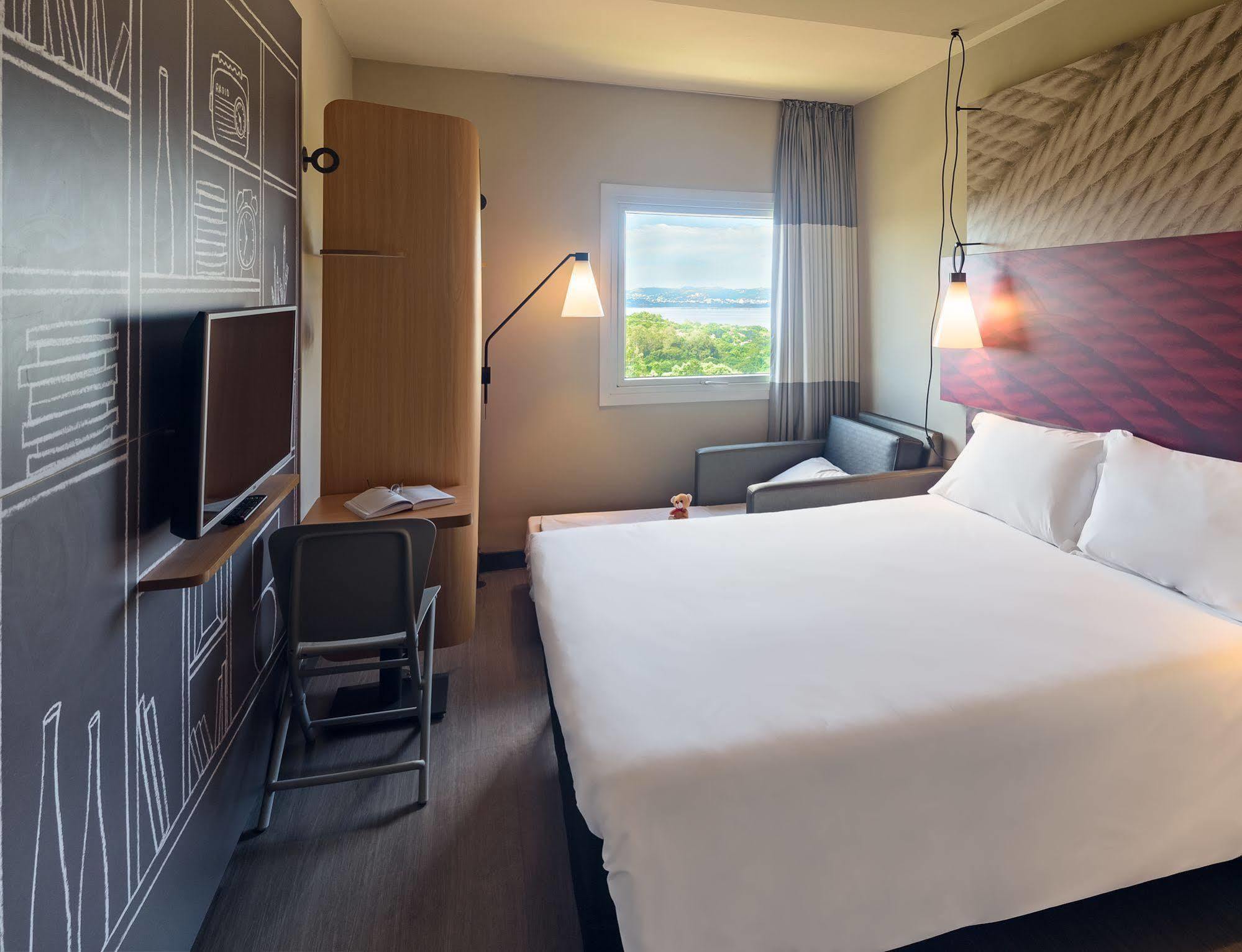 Ibis Guaiba Hotel Exterior photo